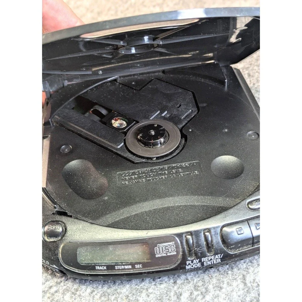 Sony Discman D-143 Portable CD Player Mega Bass Tested Works Hinge Damage